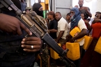 海地燃料短缺引发民众抢油 警察干预维持秩序