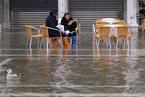 意大利威尼斯迎来季节性高水位 圣马可广场被淹