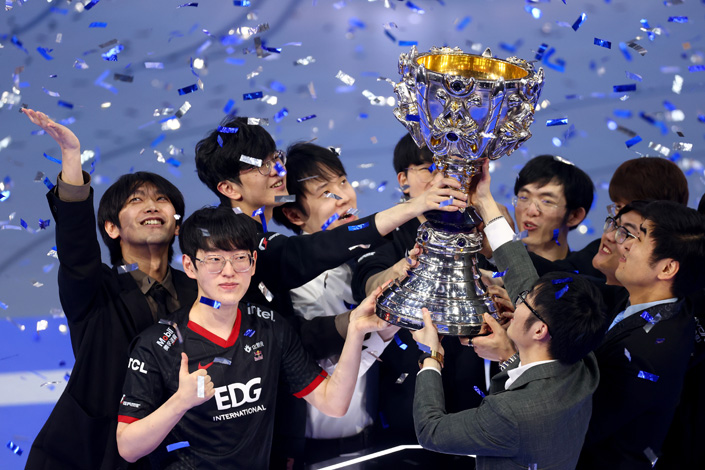 EDward Gaming celebrates after winning the League of Legends World Championship on Saturday in Reykjavik, Iceland. Photo: VCG
