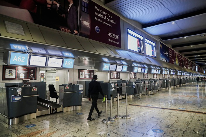 International check-in counters stand empty as several airlines stopped flying out of South Africa, amidst the spread of the new variant omicron at O.R. Tambo International Airport in Johannesburg, South Africa, on Nov. 28. Photo: The Paper