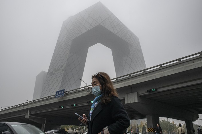 Pedestrians wear masks on a smoggy day in Beijing on Nov. 5. Photo: VCG