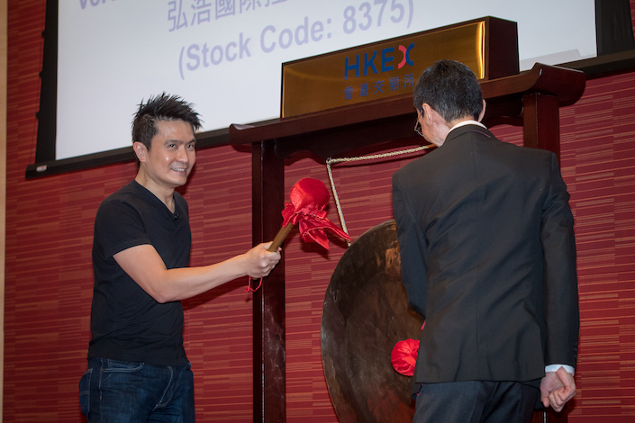 Razer CEO Tan Min-Liang and nonexecutive director Lim Kaling strike a gong during the company’s listing ceremony at the Hong Kong Stock Exchange Nov. 13, 2017.