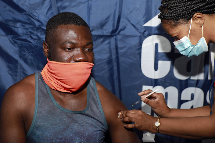 A man receives a dose of COVID-19 vaccine at the Vaccination Centre of Hope at the Cape Town International Convention Centre in Cape Town, South Africa, Dec. 3, 2021.　