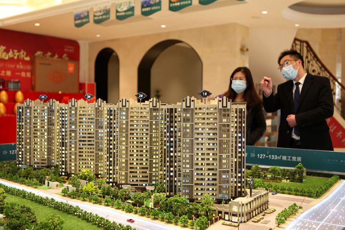 A salesperson describes a housing development to potential buyers in Changzhou, East China’s Jiangsu province, on Feb. 21. Photo: VCG