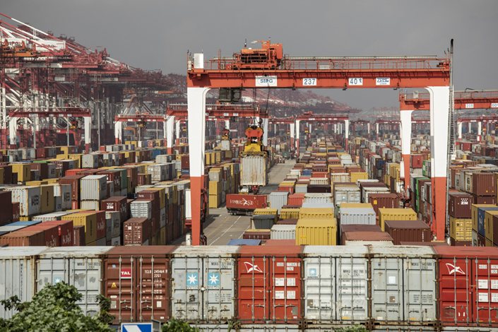 A gantry crane lifts a container at the Yangshan Deepwater Port in Shanghai on Oct. 9. Photo: Bloomberg