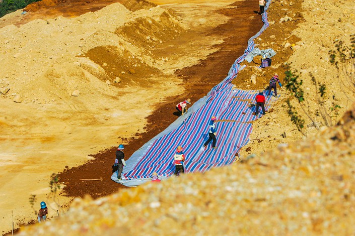 Workers mine rare earths in Baoshan, Yunnan province. Photo: VCG
