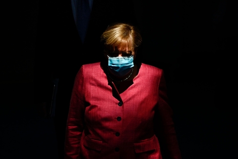 当地时间12月8日上午，德国社会民主党籍的奥拉夫·朔尔茨正式当选德国总理。执掌欧洲最大经济体16年的欧洲“铁娘子”、德国原总理默克尔正式卸任。作为德国首位女总理，默克尔自2005年首次赢得大选后三度连任。在16年的总理生涯里，她先后带领德国经历了全球金融危机、难民危机和新冠肺炎疫情等大大小小的危机，被希拉里称为是欧洲“最伟大的领导人”。图/视觉中国