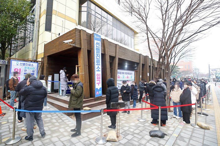 People stand in line to receive Covid-19 tests at a testing center in Seoul, South Korea, Dec. 16. Photo: The Paper