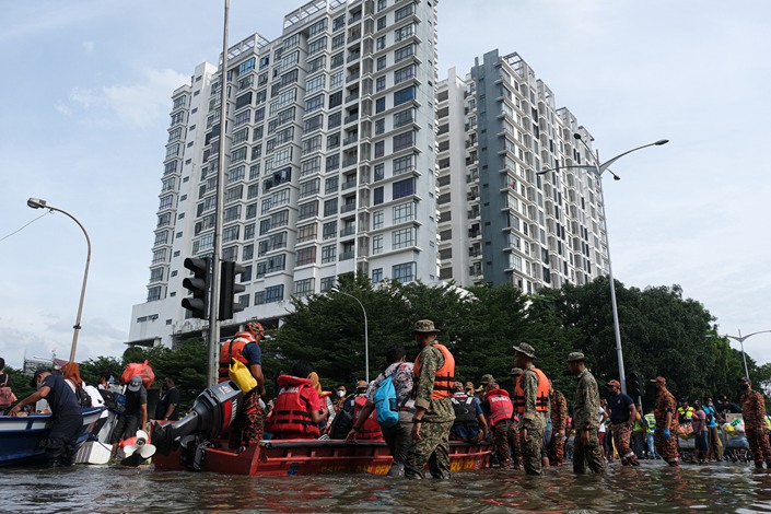 Malaysian military and emergency services personnel rescue residents marooned by floodwaters in Shah Alam, Selangor on Dec. 20. Photo: VCG