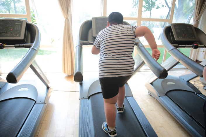 A teenager takes treadmill exercise in Beijing. Photo: VCG