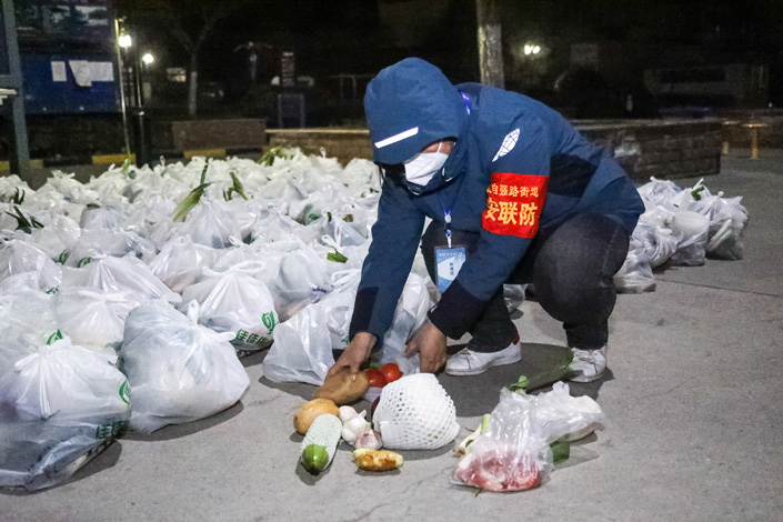 A volunteer pack vegetables and other food overnight, in preparation to deliver them to residents’ homes Wednesday in Xi’an, Northwest China’s Shaanxi province. Photo: VCG