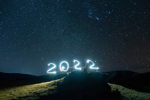 2021年即将画上句号，2022年新年在即，一起看看各国如何辞旧迎新。2021年12月28日，中国西藏山南，加若拉山的漫天星空下，长曝光模式下绘出“2022”字样，迎接即将到来的新年。图/视觉中国