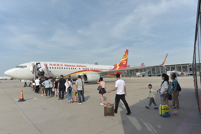 Passengers line up to board a HNA plane at Xianyang International Airport in Xi’an, Northwest China’s Shaanxi province, in May 2019. Photo: VCG