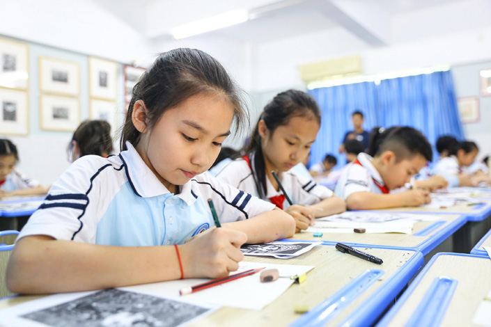 Students take a painting class at a school in Haikou, South China’s Hainan province, on March 19. Photo: VCG
