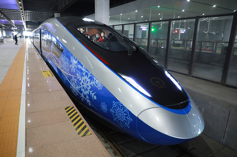 1月6日，北京冬奥列车亮相京张高铁。该列车时速350公里自动驾驶，列车发车、运行、停车、车门开闭全自动，运行状态自感知。图/视觉中国