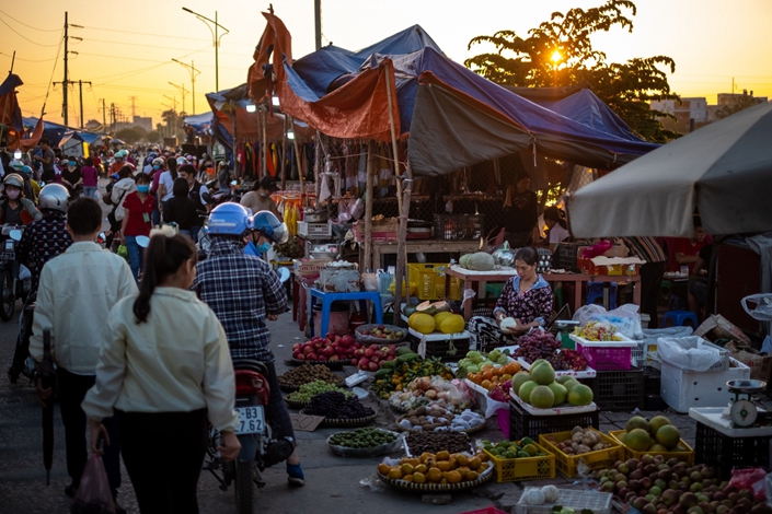 Customers shop at a makeshift market set up near the Foxconn factory in Viet Yen district, Bac Giang province, Vietnam, in October 2020. Photo: Bloomberg