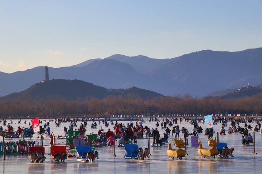 北京颐和园30万平方米冰场开放迎客