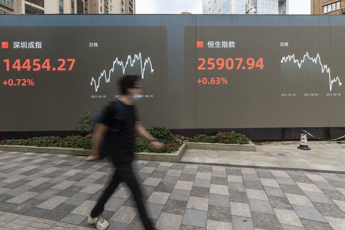 A public screen displays the Shenzhen Stock Exchange and the Hang Seng Index figures in Shanghai on Aug. 18, 2021. Photo: Bloomberg