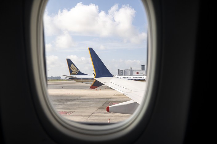 The wing of a Boeing Co. 737 Max 8 operated by Singapore Airlines Ltd. Photo: Bloomberg