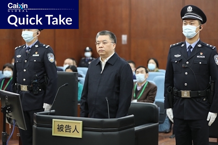 Tong Daochi (middle) appears in court in Shenzhen
