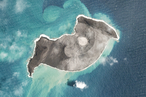 当地时间2022年1月15日，日本气象卫星“海马8号”拍摄的卫星图像显示，汤加海底火山喷发。据法新社报道，14日火山猛烈喷发后，该地区随后发生海啸，浪高约30厘米。15日，该地区再次发生海啸，浪高一度达到1.2米。昔日风景秀丽的海岛，如今被火山灰所笼罩。图/视觉中国