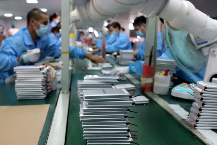 Workers are busy producing lithium batteries at a workshop in Yichang, Central China’s Hubei province, in August 2021. Photo: VCG