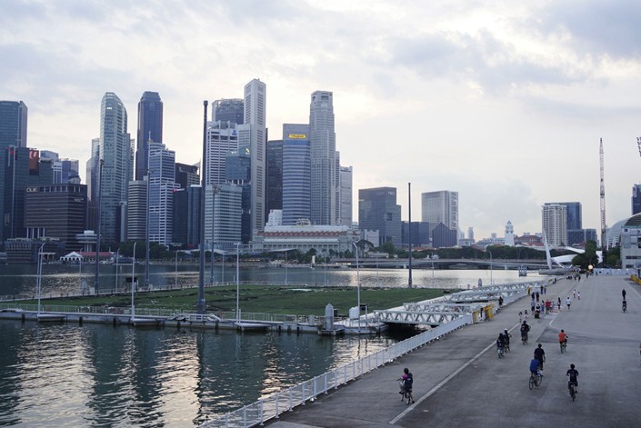 Cyclists ride along the Marina Bay area of Singapore on Sept. 25, 2021. Photo: Bloomberg