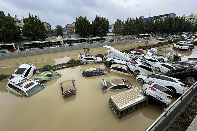 Cars float in a flooded freeway tunnel in Zhengzhou on July 21, 2021. Photo: VCG