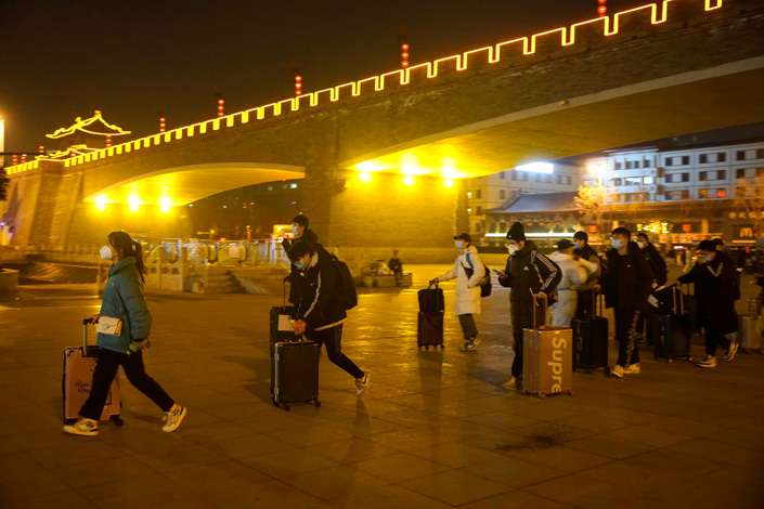 Travelers pull their suitcases in Xi’an, Northwest China’s Shaanxi province, on Jan. 17. Photo: VCG