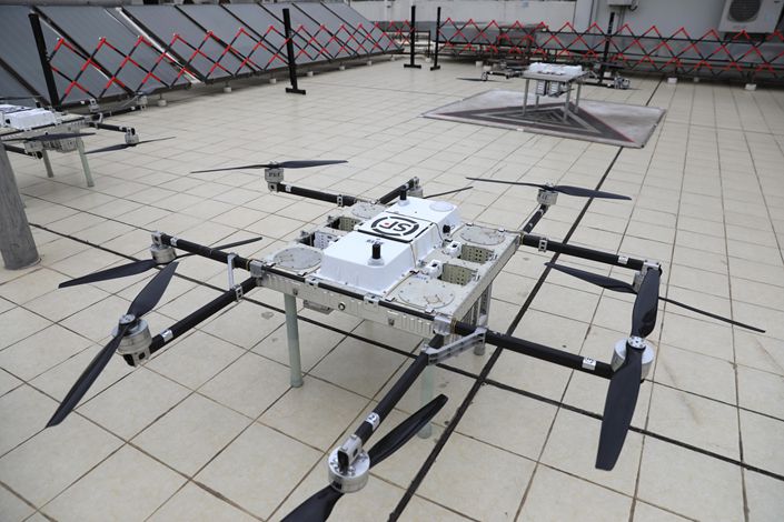 An SF Express drone is used to transport nucleic acid test samples at Shenzhen Luohu Hospital Group in Shenzhen, Guangdong province, on Jan. 10, 2022. Photo: The Paper