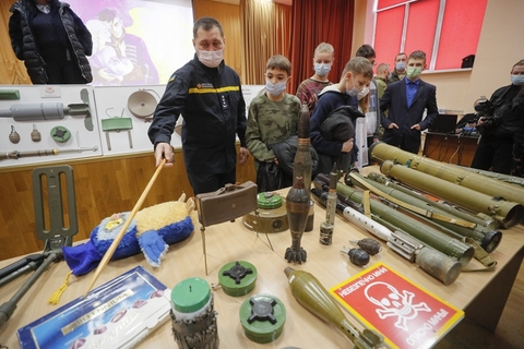 当地时间2022年1月28日报道，目前，乌克兰警察正在校园内对学生们进行安全教育。在安全课上，警察通过展示各种炸药、武器，提醒学生现在乌克兰正处于“非战争也非和平”的特殊状态。当地时间2022年1月27日，乌克兰基辅，学生接受安全教育，学习辨认炸弹、弹药和可疑物品，并进行疏散演练。图/IC PHOTO