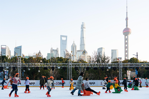 说到冰雪运动，很多人会认为是北方地区的特有运动项目。但随着科技水平的不断提高，近年来，滑雪、滑冰、冰球等冰雪运动在南方城市也如火如荼地开展起来。2021年12月29日，上海，市民在室外冰场滑冰。据《新民晚报》2022年1月11日报道，上海市冰雪运动协会会长严家栋表示，2021年上海市参加各类冰雪活动（训练）的人数已达到280万人次。图/视觉中国