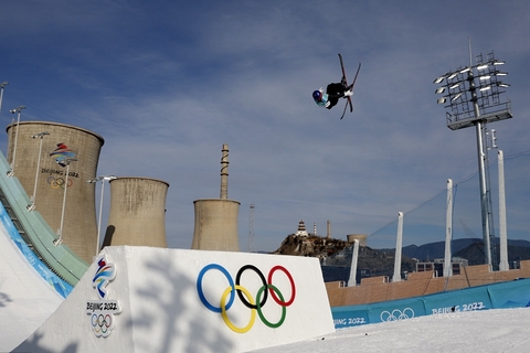 2022年2月7日，北京2022年冬奥会自由式滑雪女子大跳台资格赛在北京首钢滑雪大跳台举行。中国选手谷爱凌首次亮相冬奥会，在三轮比赛后以161.25分排名第五，晋级决赛。图/IC PHOTO