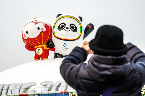 2022年1月22日，雪后北京中轴线奥林匹克景观大道南端，北京冬奥会吉祥物“冰墩墩”和“雪容融”憨态可掬，吸引路过的市民拍照打卡。2022北京冬奥会的吉祥物“冰墩墩”“雪容融”近日备受关注与喜爱，引爆购买潮。吉祥物作为冬奥会的重要元素之一，传递着每届冬奥会的核心价值观，推广主办城市的历史和文化，并为活动增添独特的氛围。让我们一起回顾细数历届冬奥会的可爱吉祥物。图/视觉中国