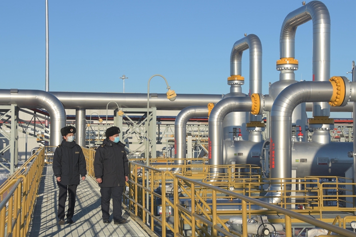 A customs officer inspects the Power of Siberia pipeline in Heihe, Northeast China's Heilongjiang province, on Dec. 6, 2021. Photo: VCG