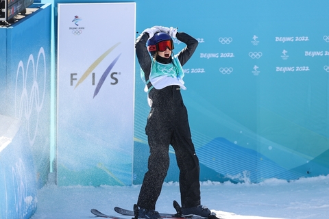 2022年2月8日，北京，2022北京冬奥会自由式滑雪女子大跳台决赛结束全部三轮比赛，中国选手谷爱凌以188.25分获得金牌。图/视觉中国