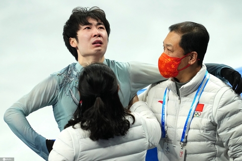 2月8日上午，北京冬奥会花样滑冰男子单人滑短节目比赛在首都体育馆进行。中国选手金博洋在第5个出场，他的短节目配乐出自武侠电影《卧虎藏龙》，整场比赛发挥出色，最终得到了90.98分。动作完成后，他难掩激动之情，流下了泪水。短节目比赛过后，金博洋位列第11。按照赛制，参加短节目比赛的30名选手中，前24位晋级自由滑比赛。图/IC PHOTO