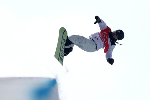 2月9日，北京冬奥会单板滑雪男子单人U型场地技巧资格赛举行。36岁“高龄”的单板滑雪传奇、美国选手肖恩·怀特（Shaun White）迎来此次冬奥会的首秀，开启他的第五次冬奥之旅。此前，他在2006年都灵冬奥会、2010年温哥华冬奥会和2018年平昌冬奥会上都拿到了该项目的金牌，此次他将争取在北京完成自己冬奥会的第二次卫冕。图/视觉中国