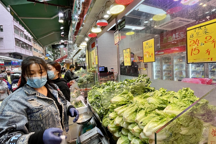 Grocery shoppers at a market in Hong Kong on Feb. 7. Photo: VCG