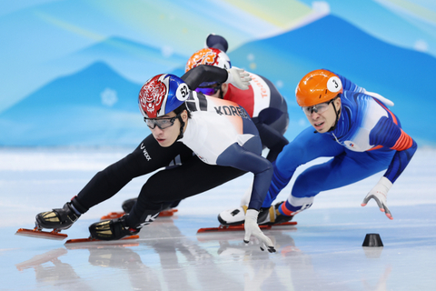 2月9日晚，经过三轮角逐，韩国选手黄大宪以2分09秒23的成绩夺得北京冬奥会短道速滑男子1500米项目的冠军，这也是本届冬奥会韩国的第一枚金牌。图/视觉中国