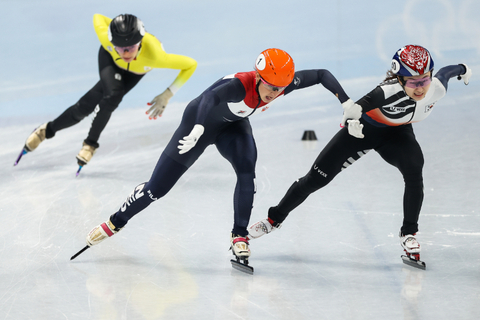 2022年2月11日，北京冬奥会短道速滑女子1000米1/4决赛，荷兰选手舒尔廷滑出1分28秒391的成绩，摘得金牌。在1/4决赛中，她以1分26秒514的成绩打破世界纪录。图/视觉中国