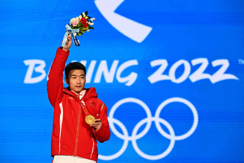 2022年2月12日，北京，北京2022年冬奥会速度滑冰男子500米奖牌颁发仪式，中国选手高亭宇以34秒32的成绩打破奥运纪录，夺得冠军。这是中国选手首次获得速度滑冰男子项目冬奥金牌。图/视觉中国