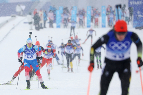 2022年2月13日，河北张家口，2022北京冬奥冬季两项女子10公里追逐赛在大雪中进行。今日，一场大雪让名将云集、看点繁多的冬奥比赛纷纷延期。但朔雪纷飞中，高山滑雪男子大回环、越野滑雪男子4x10公里接力、冬季两项女子10公里追逐和男子12.5公里追逐等四项决赛仍照常进行。众奥运健儿在雪中角逐金银，愈显风采。图/IC PHOTO