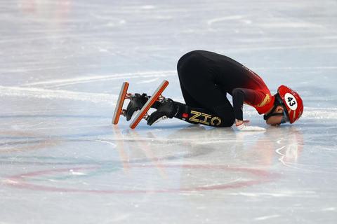 2022年2月13日，北京，2022北京冬奥会短道速滑女子3000米接力赛决赛在首都体育馆进行，中国选手范可新在赛后亲吻冰面。图/IC PHOTO