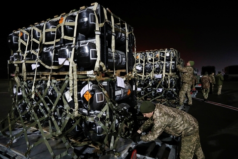 当地时间2022年2月10日，乌克兰基辅，一批美国援助的军事物资抵达鲍里斯波尔国际机场。乌克兰国防部长列兹尼科夫2月13日表示，乌克兰已经收到了美国提供的180吨弹药，供乌克兰武装部队使用。图/IC PHOTO