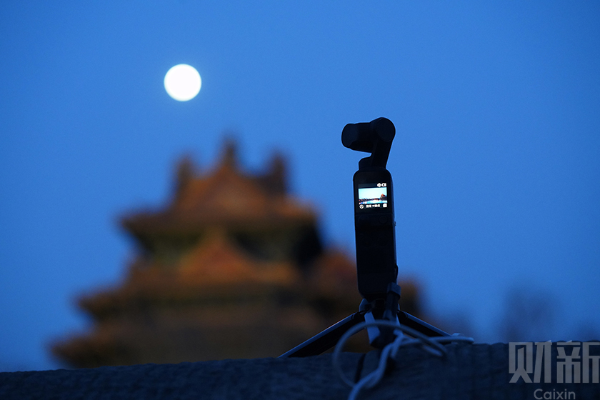 2022年2月15日，北京，摄影爱好者拍摄圆月挂在故宫角楼上。