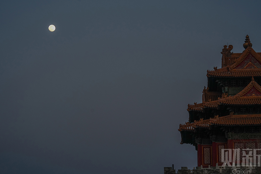 2022年2月15日，北京，圆月映照着故宫角楼。
