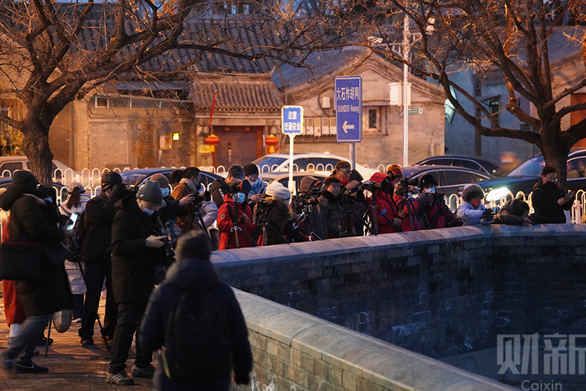 2022年2月15日，北京，摄影爱好者聚集在故宫西北角拍摄角楼。