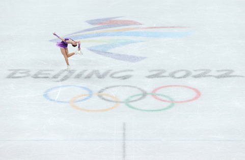 2022年2月15日，北京，2022北京冬奥会花样滑冰女子单人短节目比赛在首都体育馆上演，来自俄罗斯奥委会队的瓦利耶娃在比赛中。她和同样来自俄罗斯奥委会队的谢尔巴科娃暂居前两位，日本选手坂本花织位列第三。中国选手朱易排在第27位，无缘自由滑比赛。图/视觉中国