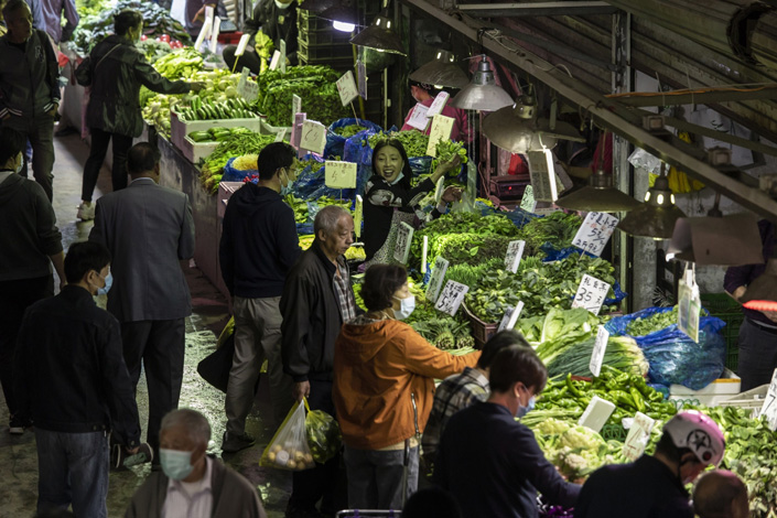 Shoppers browse vegetables at a produce market in Shanghai on Nov. 3. Photo: Bloomberg